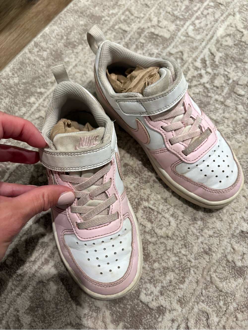Nike Kids White and Pink Low-Top Sneakers with Hook-and-Loop Strap